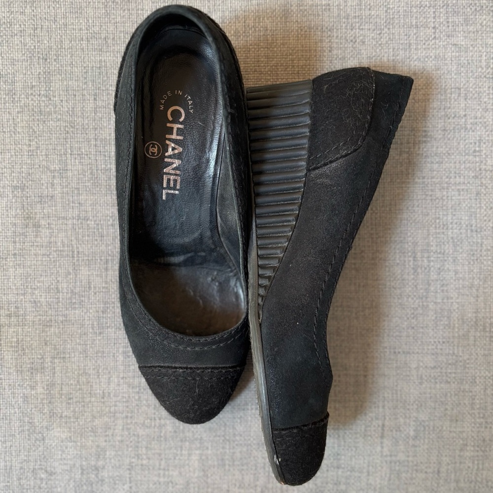 VINTAGE Chanel Women's Black Suede Wedge Pumps - Picture 10 of 11